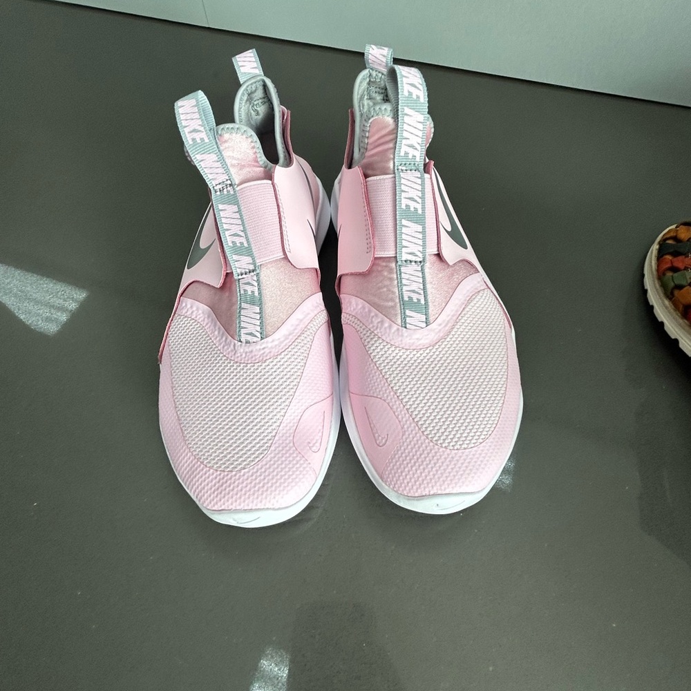 Nike woman’s sneakers size 6Y new no box
